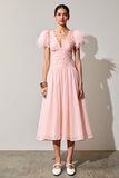 Robe d’invité de mariage rose une ligne avec des plumes