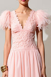 Robe d’invité de mariage rose une ligne avec des plumes