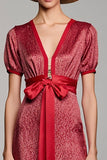 Robe longue d’invitée de mariage à col en V en satin rouge avec manches