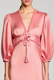 Robe d’invitée de mariage en satin rose fourreau à col en V avec manches