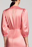 Robe d’invitée de mariage en satin rose fourreau à col en V avec manches