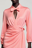 Robe d’invitée de mariage froncée en satin rose avec noeud
