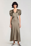 Robe longue d’invitée de mariage en satin olive à manches bouffantes