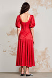 Robe longue d’invitée de mariage en satin rouge à col carré