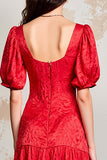 Robe longue d’invitée de mariage en satin rouge à col carré