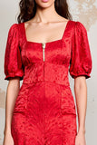 Robe longue d’invitée de mariage en satin rouge à col carré