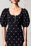 Robe d’invitée de mariée fourreau noir à pois