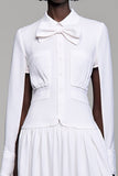 Revers Une Ligne Longue Robe Blanche Avec Noeud