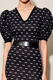 Robe longue à pois noirs à pois avec ceinture