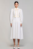 Robe blanche à manches longues à col haut avec nœud