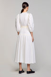 Robe blanche à manches longues à col haut avec nœud