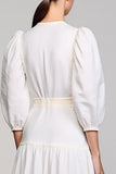 Robe blanche à manches longues à col haut avec nœud