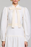 Robe blanche à manches longues à col haut avec nœud