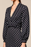 Noir à pois à manches longues Une robe