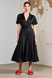 Une robe d’invitée de mariage noire à col en V avec ceinture