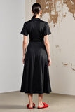 Une robe d’invitée de mariage noire à col en V avec ceinture