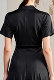 Une robe d’invitée de mariage noire à col en V avec ceinture