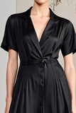 Une robe d’invitée de mariage noire à col en V avec ceinture