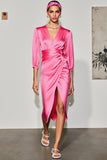 Robe d’été midi en satin rose à col en V avec demi-manches