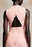 Robe longue d’été froncée en dentelle rose à col en V avec fente