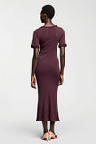Robe d’invitée de mariée en satin fourreau rouge foncé