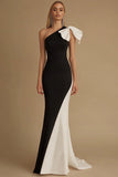 Robe de soirée fourreau noir et blanc à une épaule avec noeud