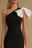 Robe de soirée fourreau noir et blanc à une épaule avec noeud