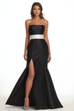 Robe de soirée longue sans bretelles en satin noir avec fente