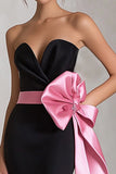 Robe de soirée longue en satin sans bretelles noir et rose avec nœud