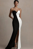 Robe de soirée longue sans bretelles en satin fourreau noir et blanc avec fente