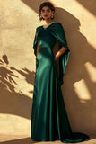 Robe de soirée en satin gaine vert foncé avec cape