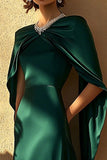 Robe de soirée en satin gaine vert foncé avec cape