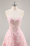 Corset rose Une robe de balle sans bretelles avec appliques