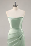 Robe de demoiselle d’honneur longue sans bretelles en satin vert sauge avec fente