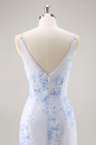 Robe longue de demoiselle d’honneur en mousseline de soie froncée florale bleue avec fente