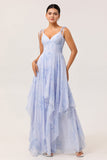 Robe longue de demoiselle d’honneur en mousseline de soie bleue florale avec volants