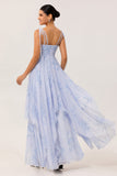 Robe longue de demoiselle d’honneur en mousseline de soie bleue florale avec volants