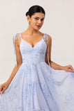 Robe longue de demoiselle d’honneur en mousseline de soie bleue florale avec volants