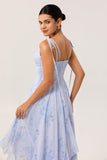 Robe longue de demoiselle d’honneur en mousseline de soie bleue florale avec volants