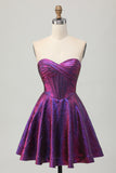 Robe courte sans bretelles violet foncé métallisé pour les retrouvailles