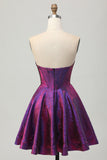 Robe courte sans bretelles violet foncé métallisé pour les retrouvailles