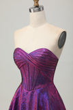Robe courte sans bretelles violet foncé métallisé pour les retrouvailles