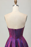 Robe courte sans bretelles violet foncé métallisé pour les retrouvailles