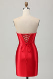 Robe de bal corset perlée sans bretelles moulante rouge avec fente