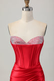 Robe de bal corset perlée sans bretelles moulante rouge avec fente