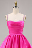 Robe courte de retour en satin fuchsia avec perles
