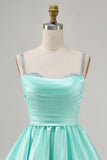 Robe courte de retour en satin fuchsia avec perles