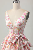 Robe courte de bal à plusieurs niveaux à col en V floral rose avec noeud