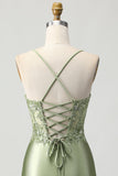 Robe moulante corset à paillettes vert sauge avec lacets dans le dos