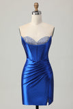 Robe de cocktail sans bretelles bleu royal perlée avec fente